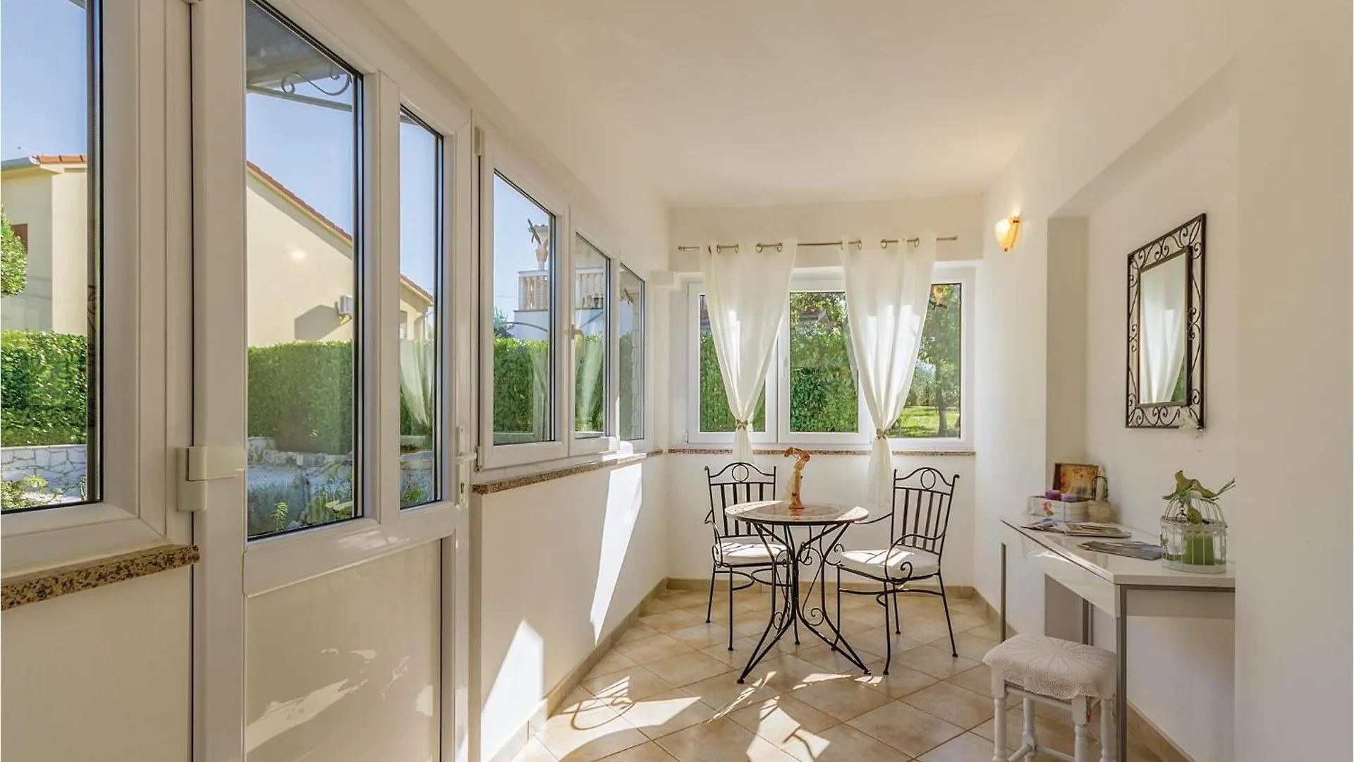 Semesterbostad 2 Bedroom Stunning Home In Pavicini Kroatien