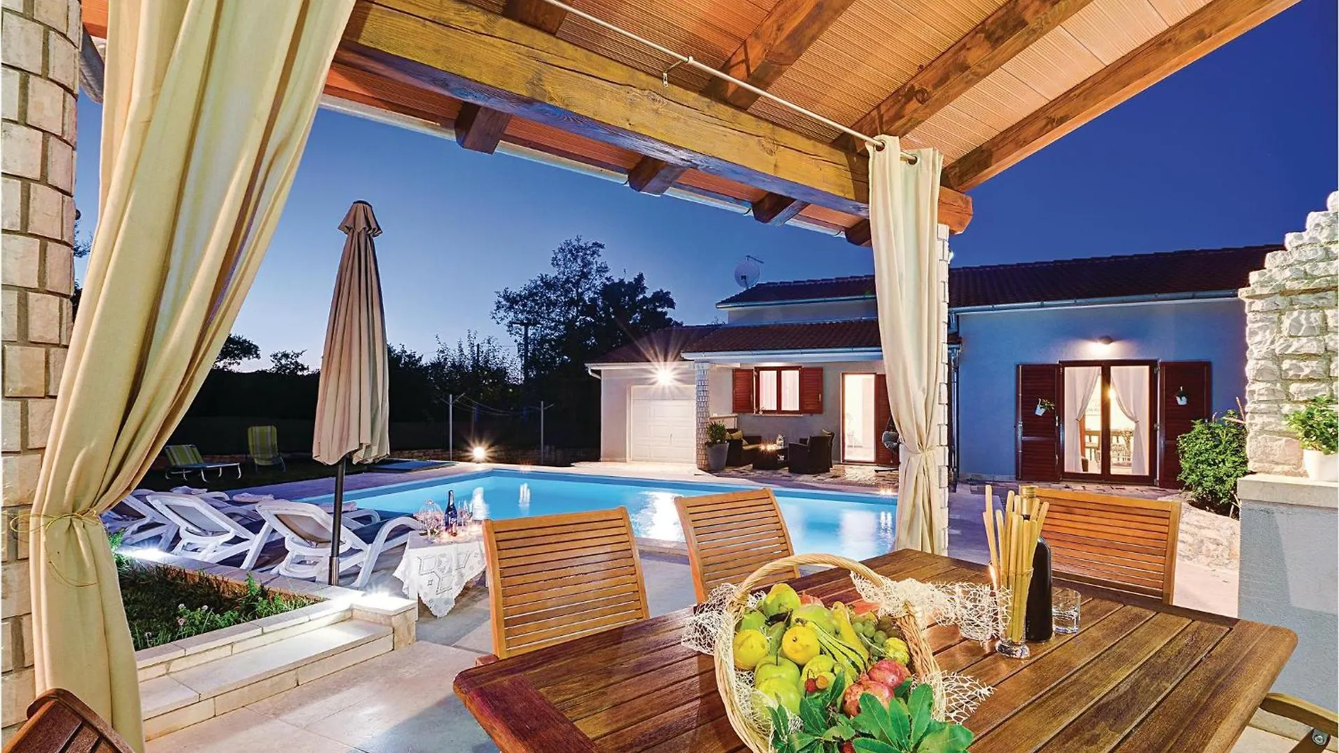 2 Bedroom Stunning Home In Pavicini Veliki Vareski