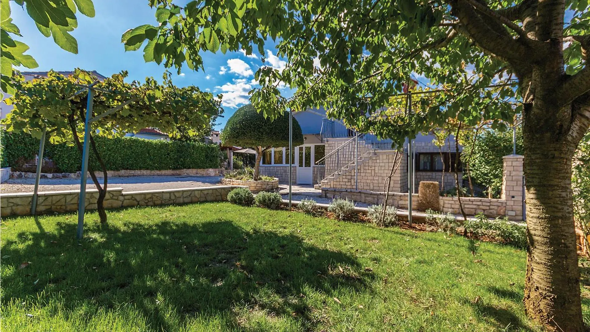 2 Bedroom Stunning Home In Pavicini Veliki Vareski Holiday home