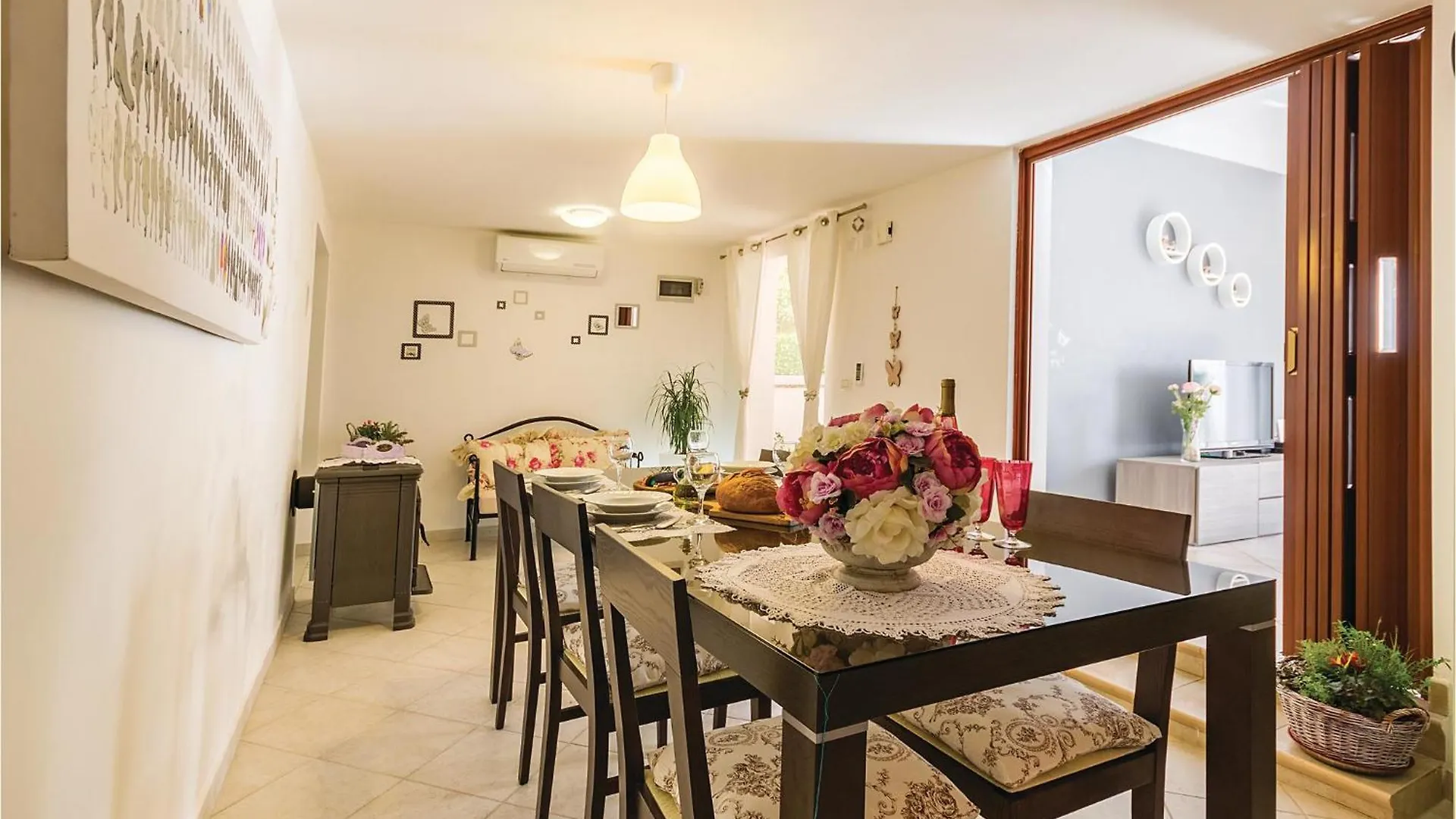 2 Bedroom Stunning Home In Pavicini Veliki Vareski